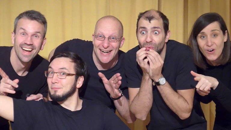 Gruppenfoto der Schauspieler*innen des Ensembles "All inclusive", in unterschiedlichen theatralischen Posen