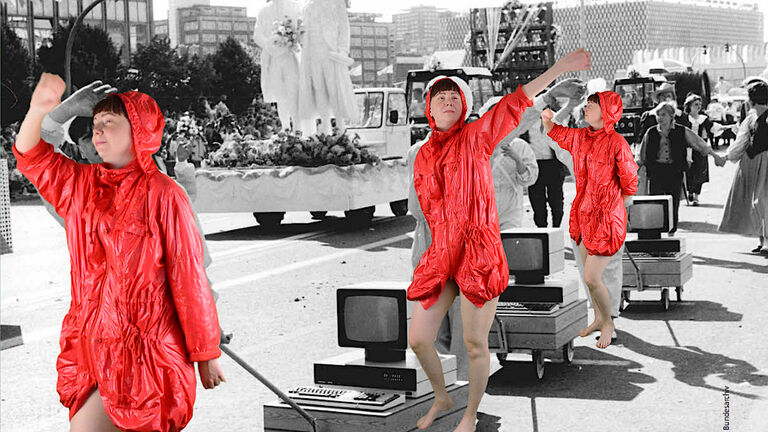 Colloriertes historisches Foto eines Umzuges, bei dem Computer auf Handwagen gezogen werden