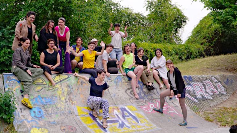 Lockeres und fröhliches Gruppenfoto der Sängerinnen und Sänger auf einer Skateboard-Rampe