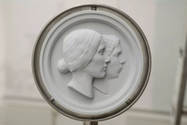 Plakette mit den Profilen von Clara und Robert Schumann