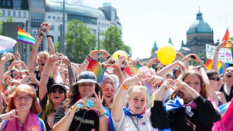 Viele TeilnehmerInnen der CSD-Demo formen mit ihren Händen Herzen.