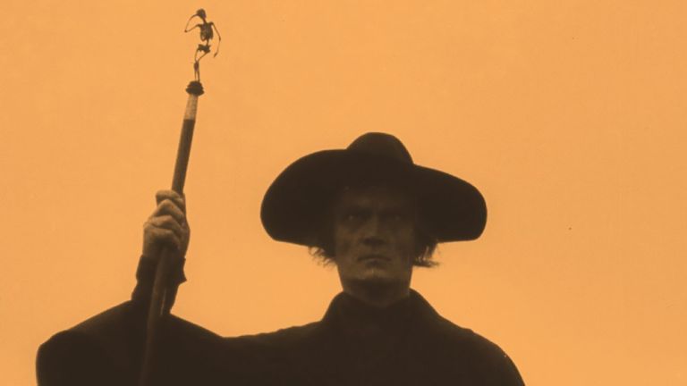 Filmszene mit dem finster blickenden Tod mit schwarzem Hut und Umhang