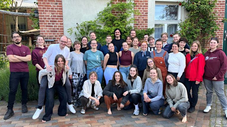 Gruppenfoto des Ewi-Chors mit fröhlichen Sängerinnen und Sängern