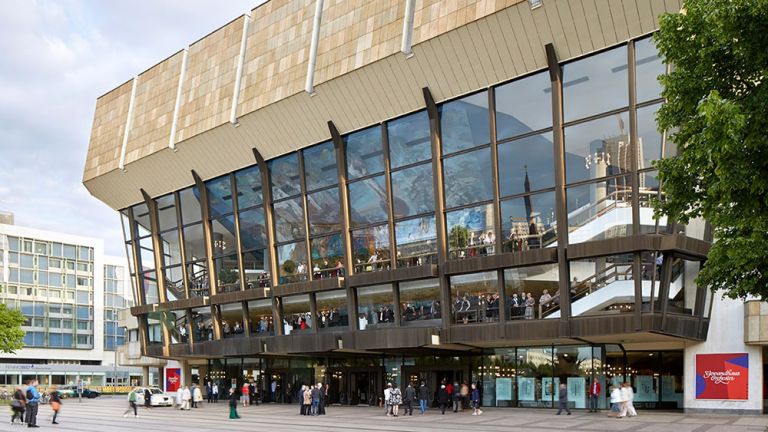 Viele Menschen sind vor, aber auch im Gewandhaus, wie man durch die großen Scheiben sehen kann.