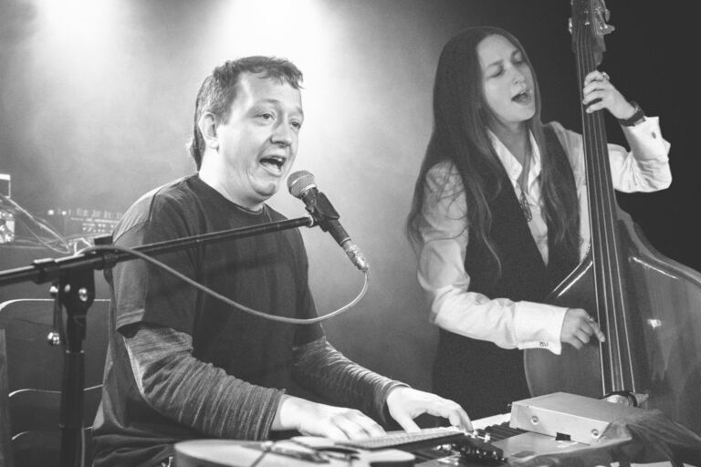 Jan Kosyk am Klavier und Alina Dalsegno am Kontrabass bei einem Konzert