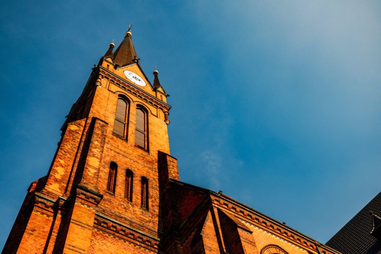 Foto des Turms der Lutherkirche vor blauem Himmel
