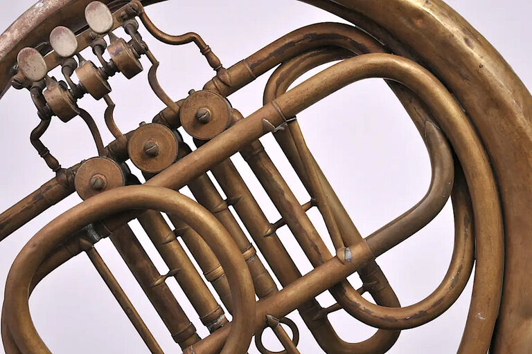 Röhren und Klappen eines historischen Blasinstruments