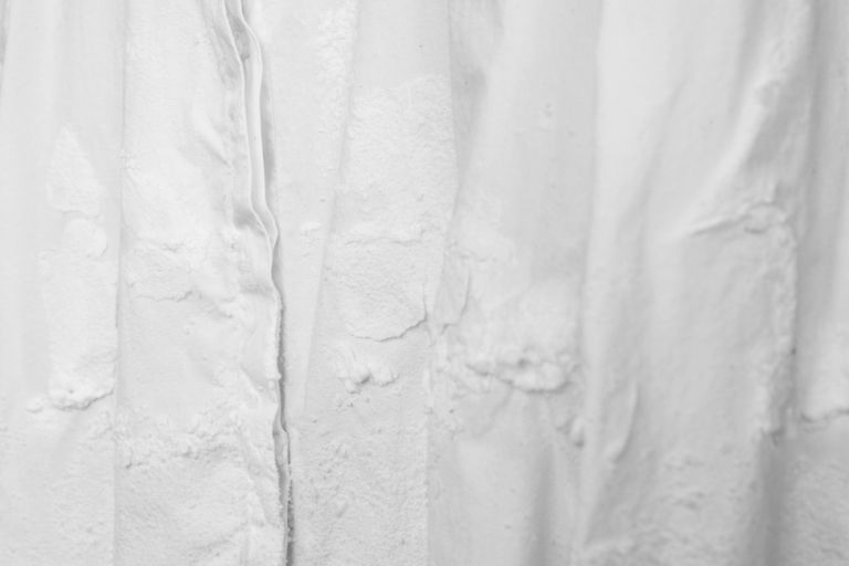 Foto einer weißen Fläche, die an grobes, leicht zerknlltes Papier erinnert