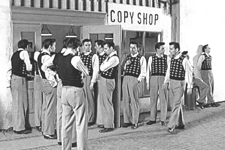 Szene aus dem Film „Copy Shop“, in der der Hauptdarsteller mehrfach zu sehen ist.