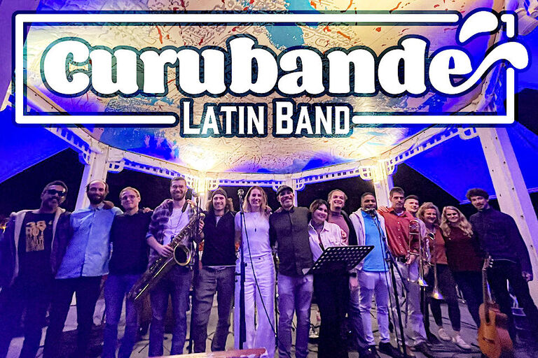 Gruppenfoto der Band in einem runden Pavillon