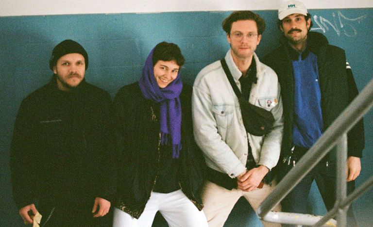 Gruppenfoto der Band in einem Treppenhaus