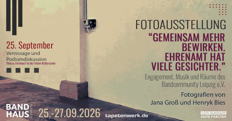 Die Grafik zur Ausstellung zeigt eine nackte Wand, die aussieht, wie in einer Fabrikhalle fotografiert