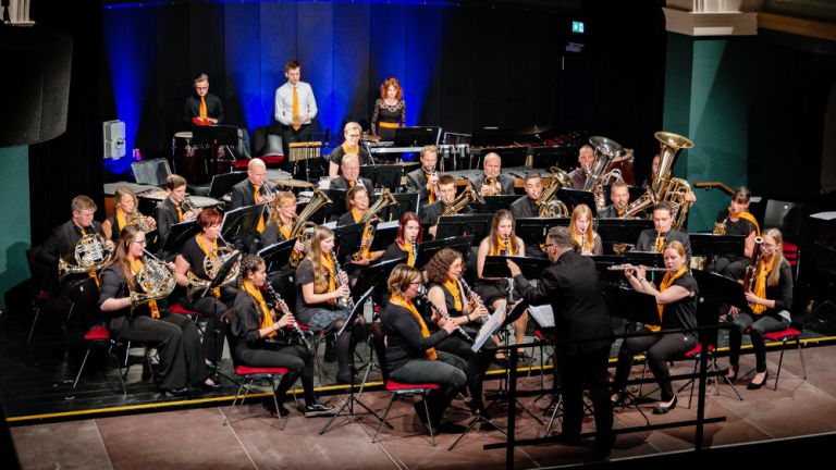 Foto des Orchesters bei einem Konzert in einem historischen Saal