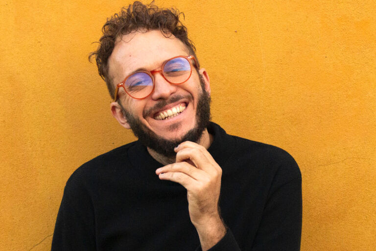 Portraifoto des Künstler, der fröhlich in die Kamera lächelt