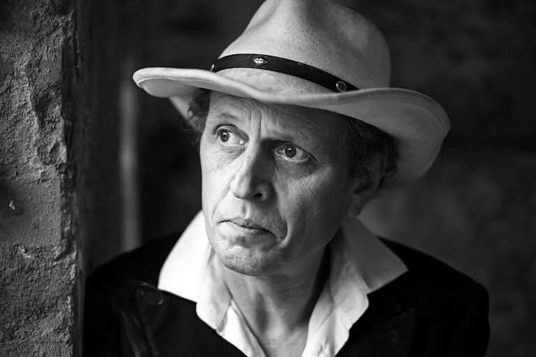 Schwarz-Weiß-Foto des ernst blickenden Musikers mit Cowboyhut