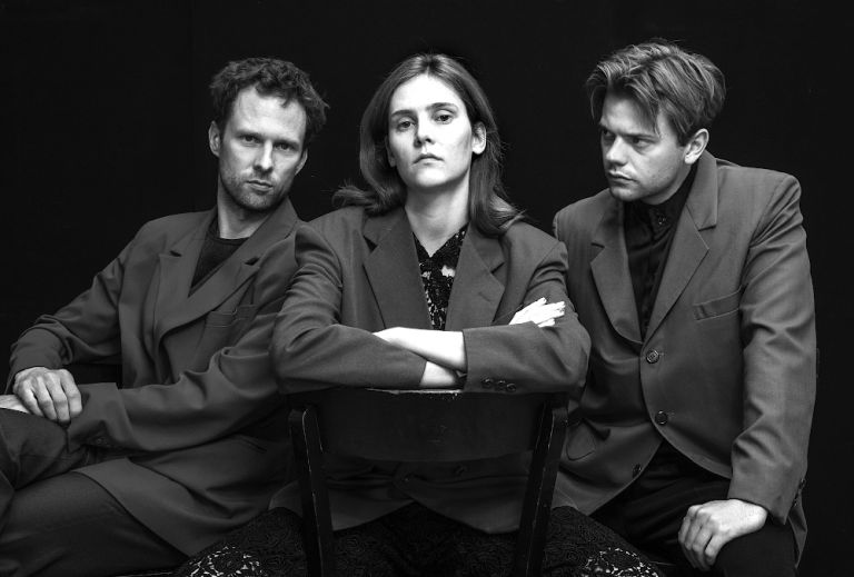 Gruppenfoto der Schauspielerin und ihrer zwei Kollegen in Schwarz-Weiß