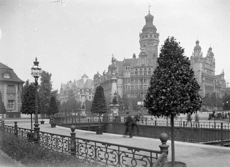 Historische Schwarz-Weiß-Fotografie des neuen Rathauses in Leipzig