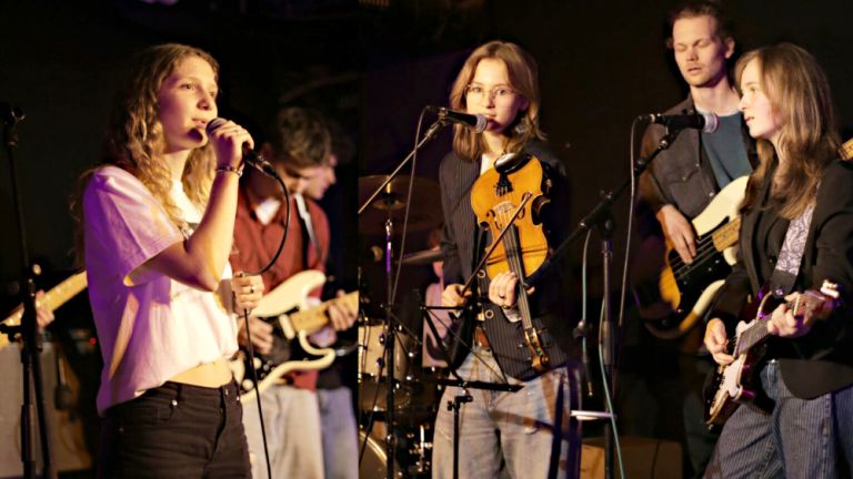 Eine Band aus sieben jungern Musikerinnen und Musikern bei einem Konzert