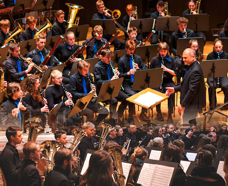 Collage aus zwei Konzertfotos mit den Orchestern aus Leipzig und Sigmaringen