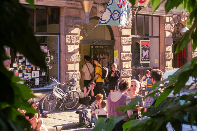 Viele Menschen sind in der Kolonnadenstraße unterwegs.