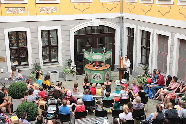 Im Innenhof des Bach-Museums verfolgen viele Kinder mit ihren Elten ein Puppenspiel.