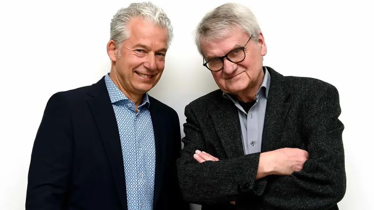 Die beiden Kaberettisten lächeln freundlich in die Kamera.
