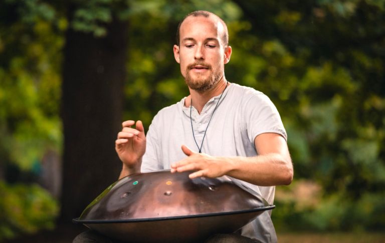 Der Musiker spielt im Freien auf seinem Instrument