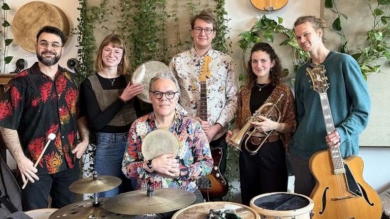 Gruppenfoto der Musikerinnen und Musiker mit ihren Instrumenten