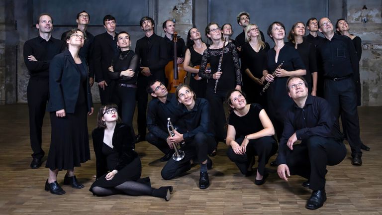 Gruppenfoto des Ensembles, auf dem alle nach oben schauen