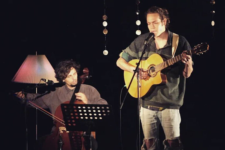 Das Duo bei einem nächtlichen Auftritt mit Cello und Gitarre