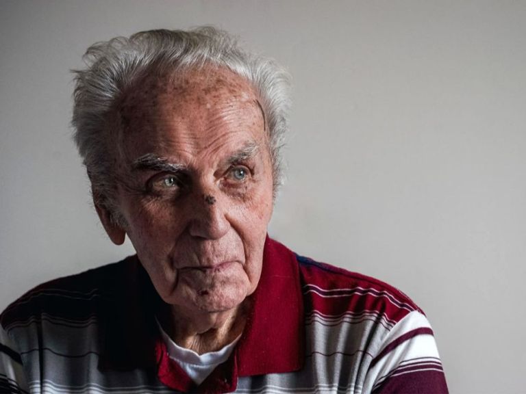 Portrait eines alten Mannes mit weißen Haaren und vielen Falten im Gesicht