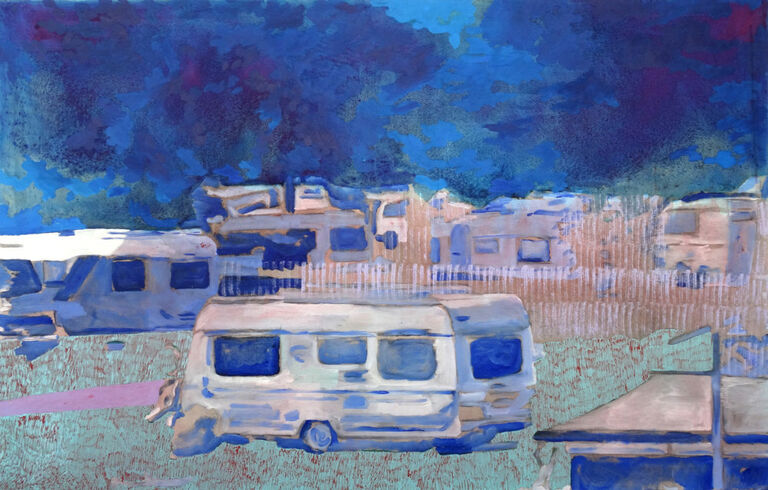 Ein Gemälde mit vielen Blautönen zeigten einen menschenleeren Campingplatz, auf dem aber viele Wohnmobile stehen.