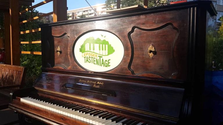 Nahaufnahme eines Klaviers mit dem Logo der Leipziger Tastentage