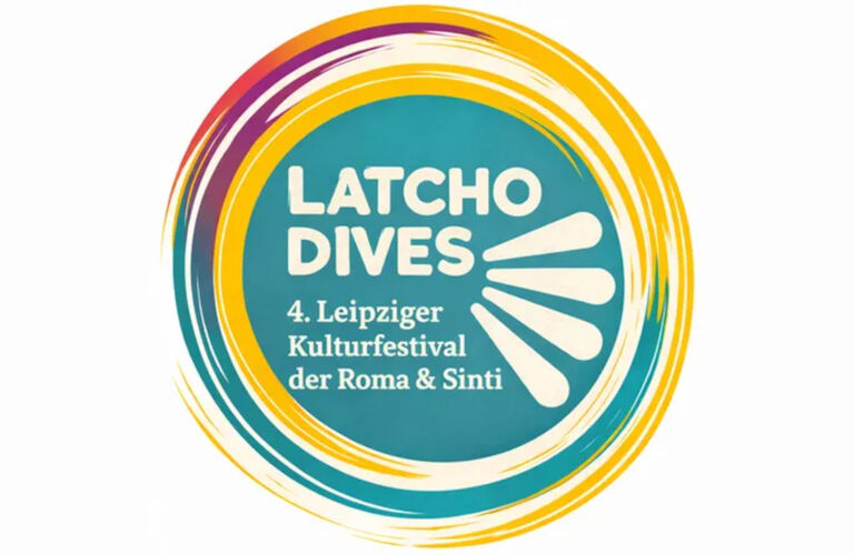 Das Logo besteht aus einer türkisfarbigen Fläche mit dem Namen des Festivals und verschiedenfarbigen Kreisen darum