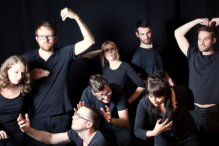 Gruppenfoto auf dem die Spielerinnen und Spieler in unterschiedlichen theatralen Posen zu sehen sind