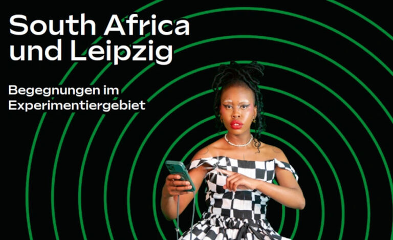 Die Grafik zur Ausstellung zeigt eine farbige Frau in einem schwarz-weiß karriertem Kleid und mit einem Handy in der Hand.