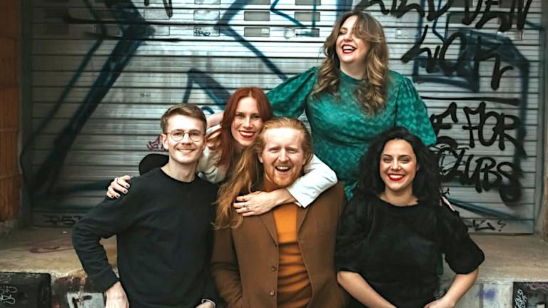 Gruppenfoto mit den lachenden Künstlerinnen und Künstlern des Underground Opera Kollektivs