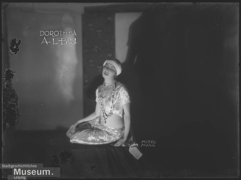 Historische Aufnahme der Tänzerin in einem orientalischen Kostüm