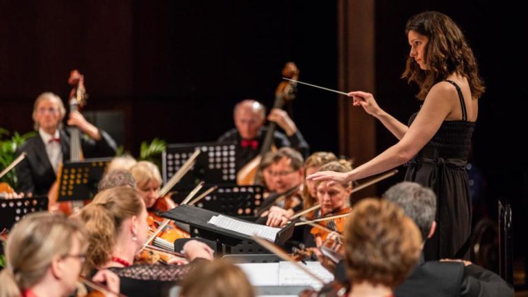 Eva Meitner dirigiert ein kleines Orchester.