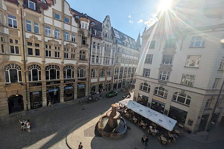 Blick von oben auf den Lipsia-Brunnen in der Leipziger Innenstadt