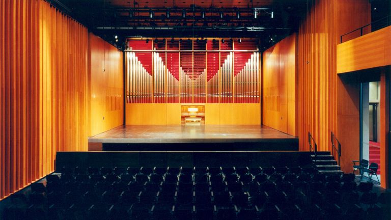 Blick in den holzverkleideten Grossen Saal der Hochschule fr Musik und Theater mit Bühne und Eule-Orgel