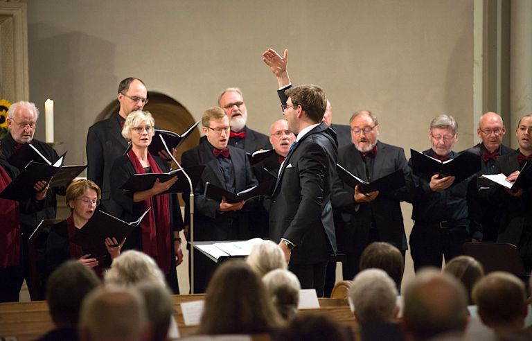 Foto eines Chors mit Dirigenten in der Taborkirche