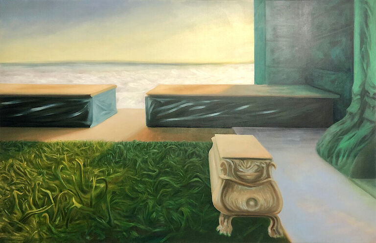 Antik anmutende Steinbänke am Meer und ein Rasen, dessen Halme wie Schlagen aussehen