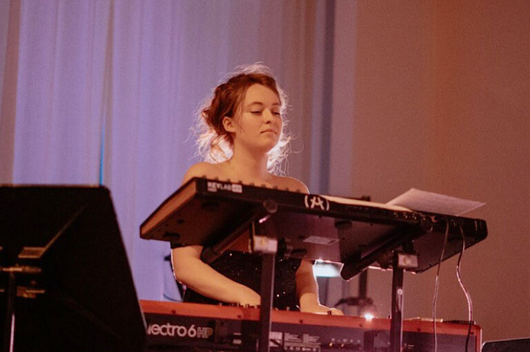 Die Musikerin spielt auf zwei Keyboards.