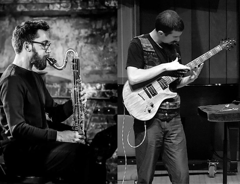 Zwei Schwarz-Weiß-Fotos der Musiker mit ihren Instrumenten nebeneinander
