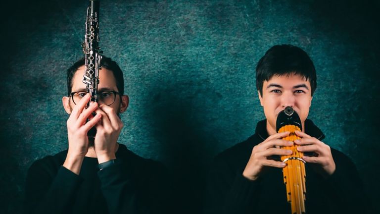 Nahaufnahme des Duos mit seinen Instrumenten