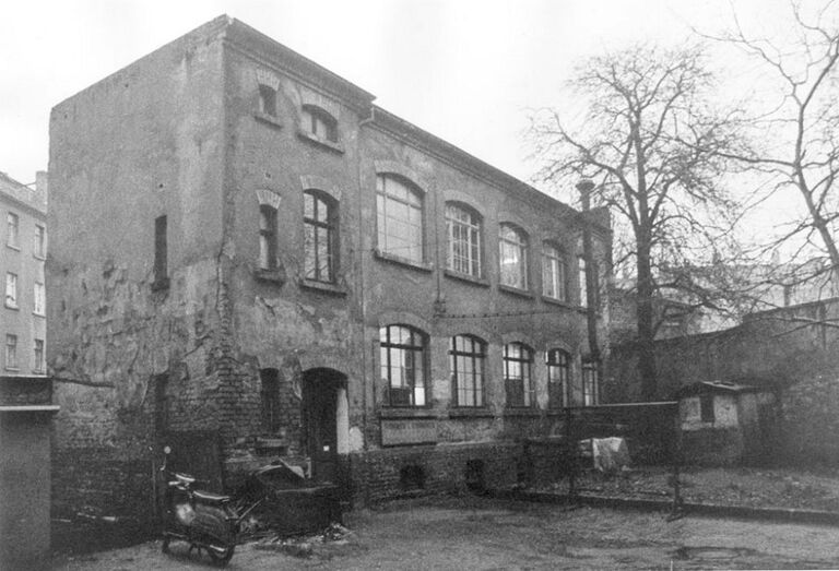 Historisches Fotos eines halbverfallenen Hinterhofgebäudes, das der erste Sitz der Galerie war.