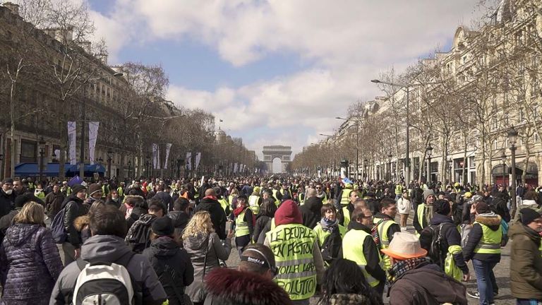 Ein Demonstrationszug fllt einen breiten Boulevard in Paris.
