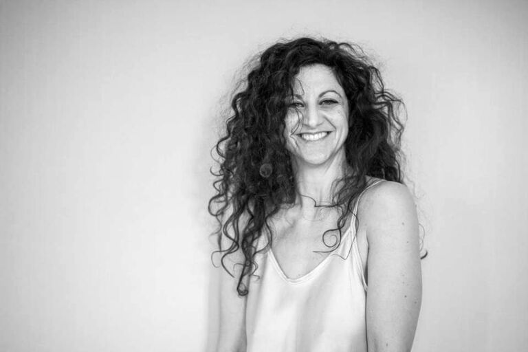 Schwarz-Weiß-Porträt der lachenden Tänzerin