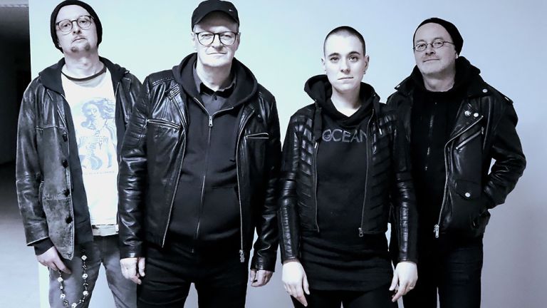 Lässiges Gruppenfoto der Band in Lederjacken